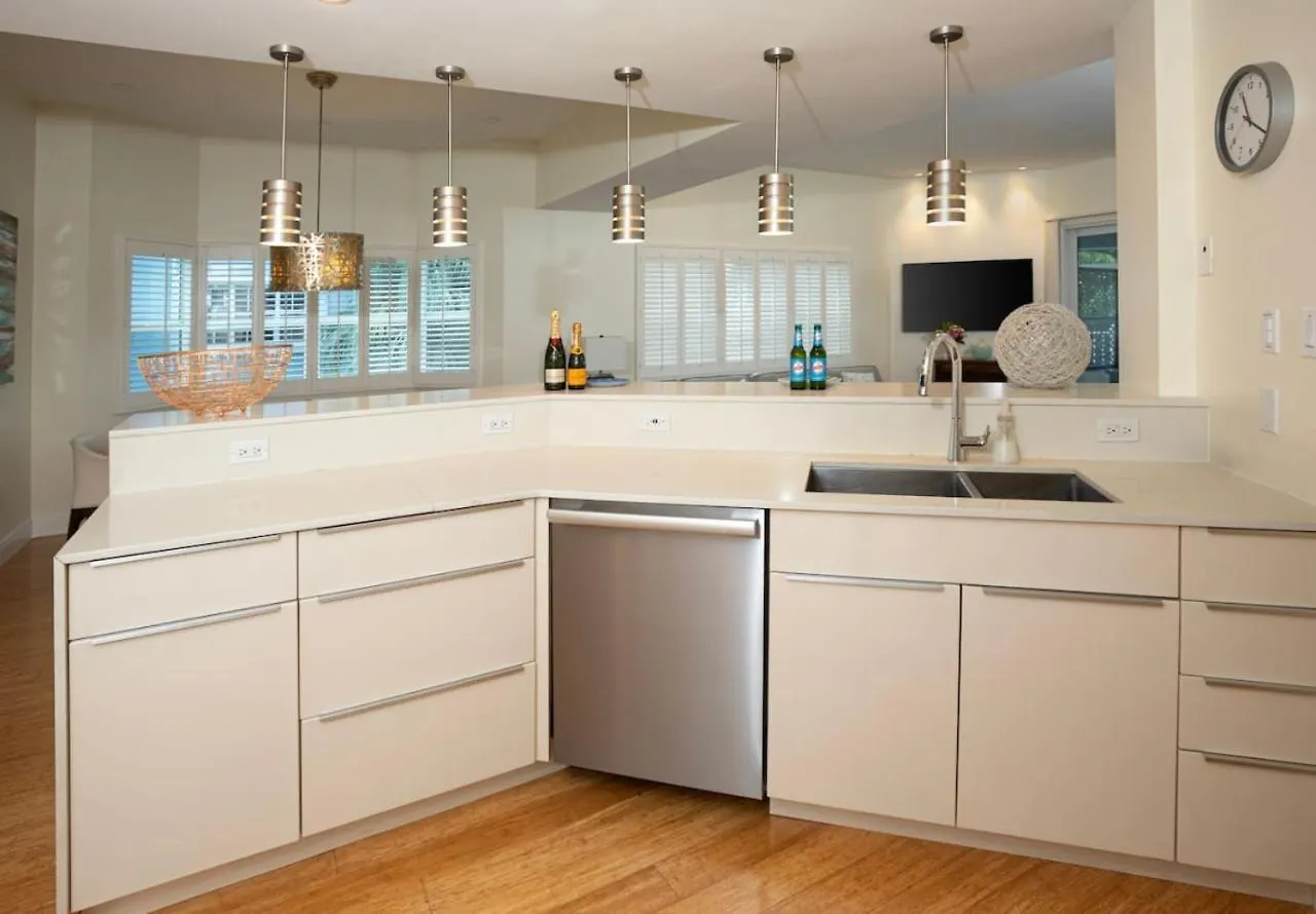 Island Luxury Seven Mile Beach West Bay Apartment
